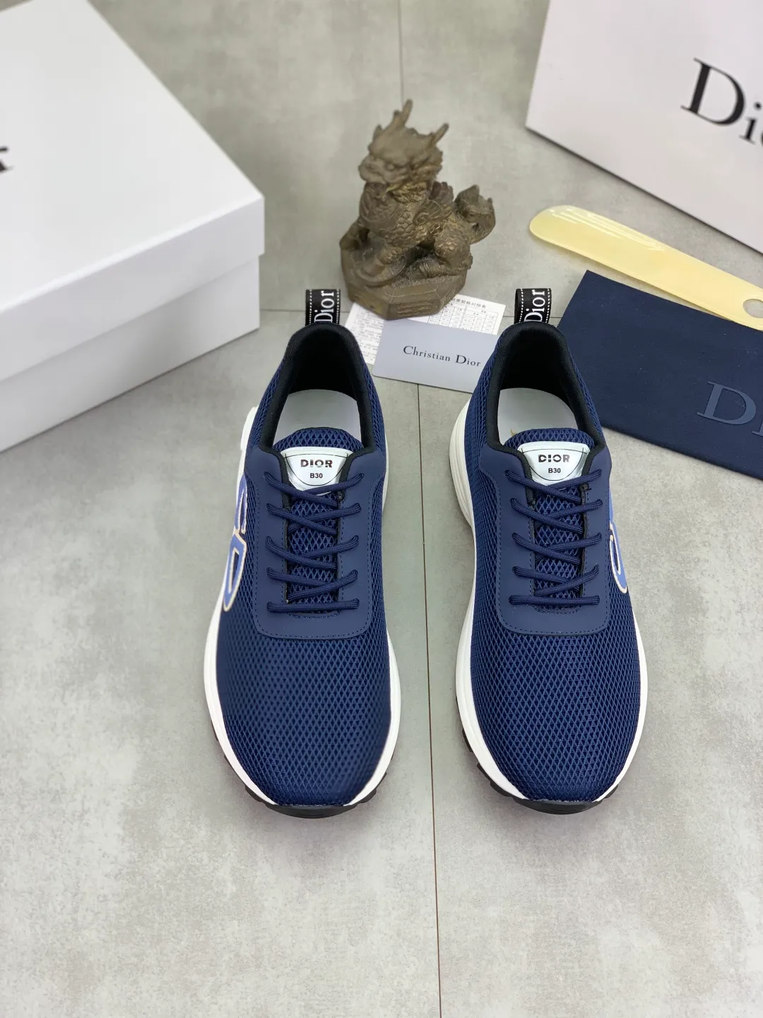 Men's Men's Shoes 💰P420 New Dior Chrono Fly Knit Shoes 2025 New B30 Series, in white and black fly knit series. Both sides are decorated with computer-printed CD logo, star patch on the tongue and Dior logo on the heel. Many details highlight the style. The interior is matched with the original color matching mesh, and the interior of the body is supported by low-temperature shaping sheets, and is filled with light feather cotton to keep the interior full and soft against the feet. The exclusive open-molded outsole adopts a one-piece molding process, so there is no need to worry about problems such as the opening and falling of sole decorative accessories. It is light and comfortable to wear, yet strong and wear-resistant. The two-color shoelaces are accessorized with exquisite metal five-pointed star pendants, creating a high-end, trendy and casual look at all times. Color: white black gray blue code number: 38-44